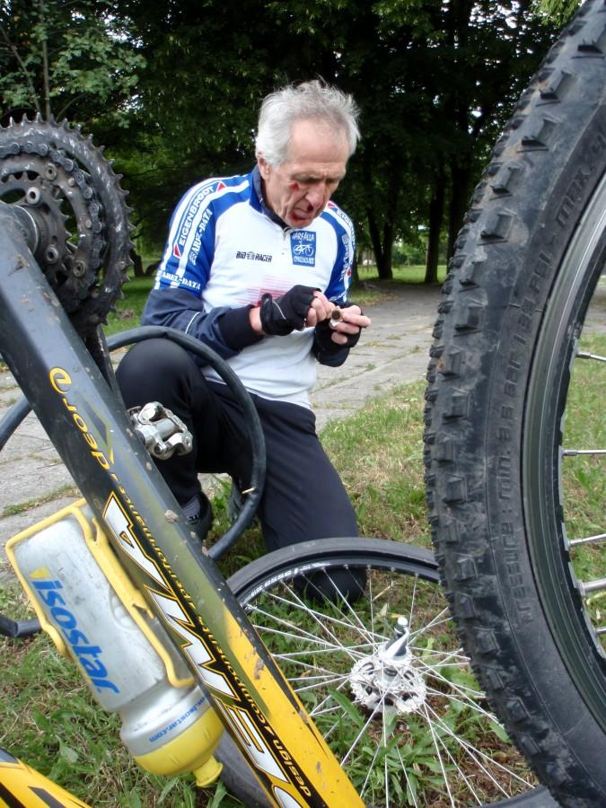 Na pit stopie - oderwać folię od łatki.