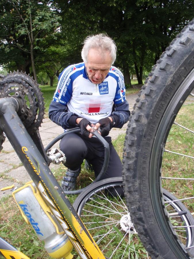 Na pit stopie - przykładamy i przyciskamy łatkę.