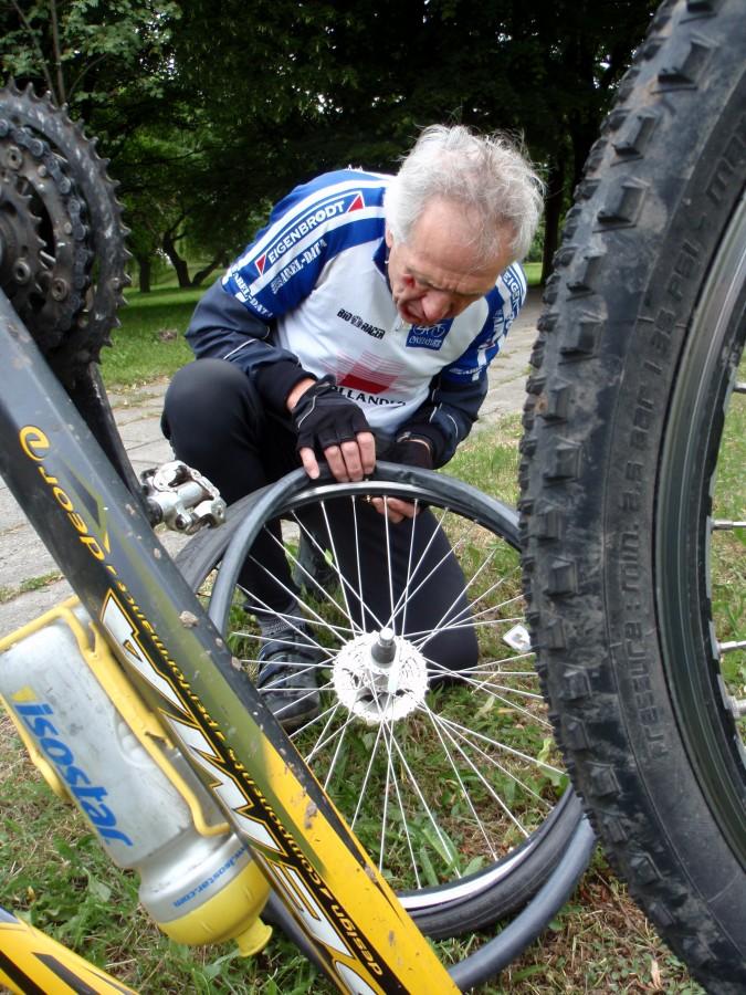 Na pit stopie - wkładamy dętkę.