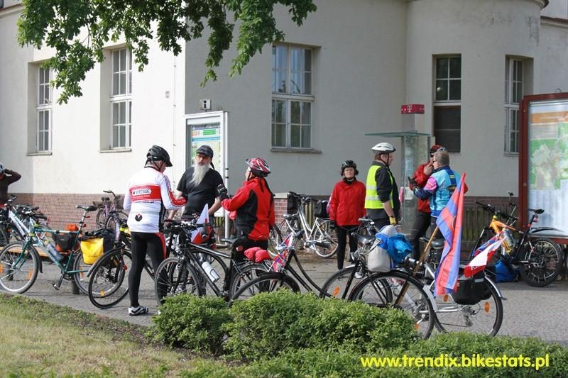 Nasza grupa "Szczecin na Rowerach" w miejscu startu na Sernfahrt na przeciw dworca kolejowego w Oranienburgu.