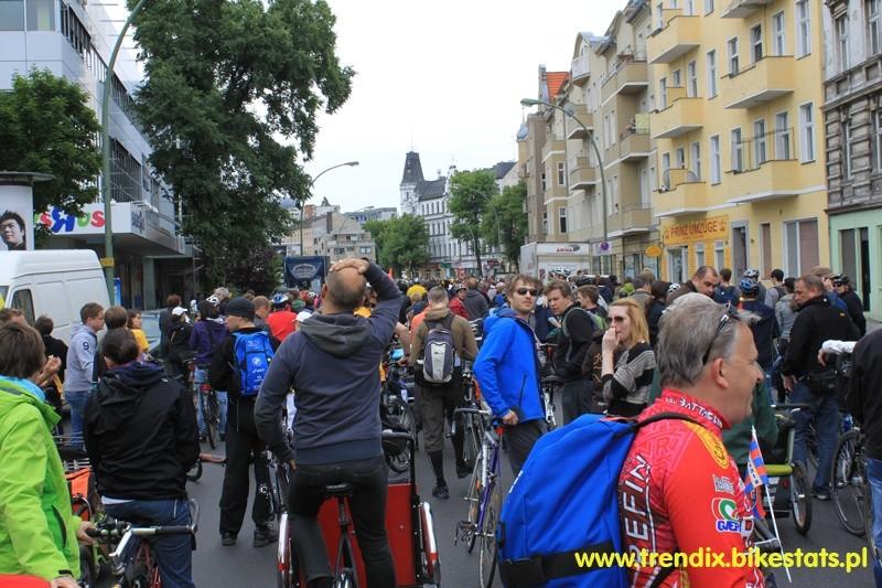 Tłumy rowerzystów oczekujących na wznowienie ruchu na zwężonym odcinku trasy przejazdu.