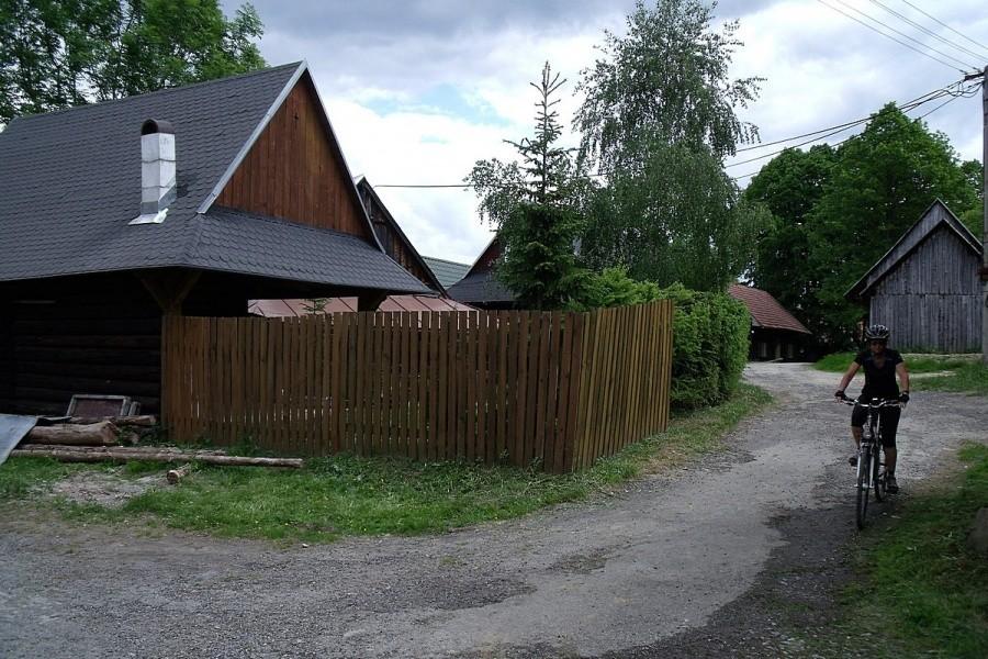 Znów jedziemy przez zagubione w górach wioski
