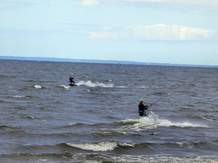 Na zdjeciu nie widać fruwających żagli ale za to dobrze widać windsurfingowców.