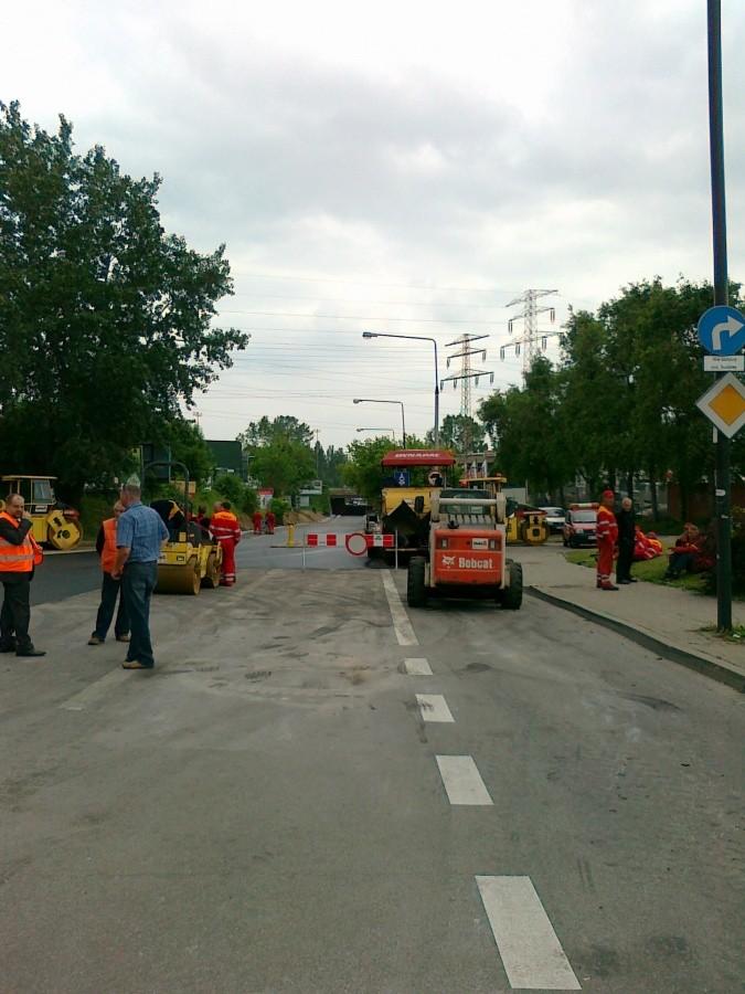 Wjazd w Dźwigową- jedni panowie stali i dyskutowali