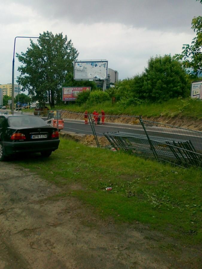 Kilku panów coś dłubało w jezdni..