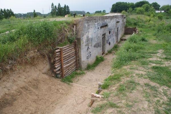 duży schron nr.1 dla drużyny piechoty Ragelbau 621, ze stanowiskiem Ringstand, wyposażony w peryskop do obserwacji przedpola - obiekt dostępny