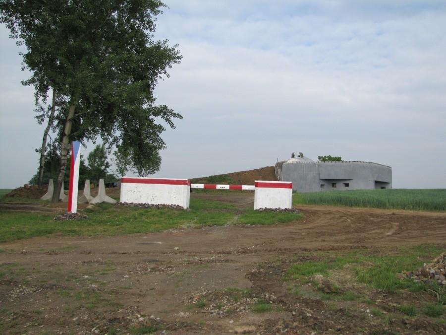 Ścieżka rowerowa prowadzi wzdłuż fortyfikacji