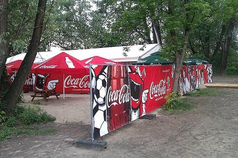 Ogródek Coca-Coli nad Wisłą koło stadionu