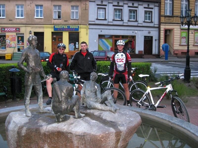 Pobiedziska - Fontanna z wojami Mieszka I na rynku
