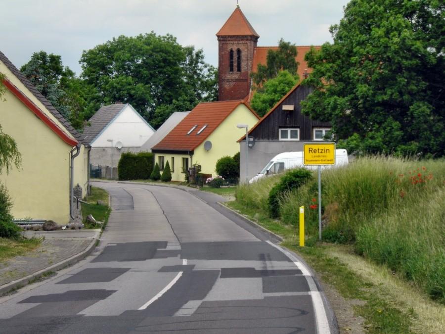 Dojazd do Retzin - asfalt łatany ale gładki.