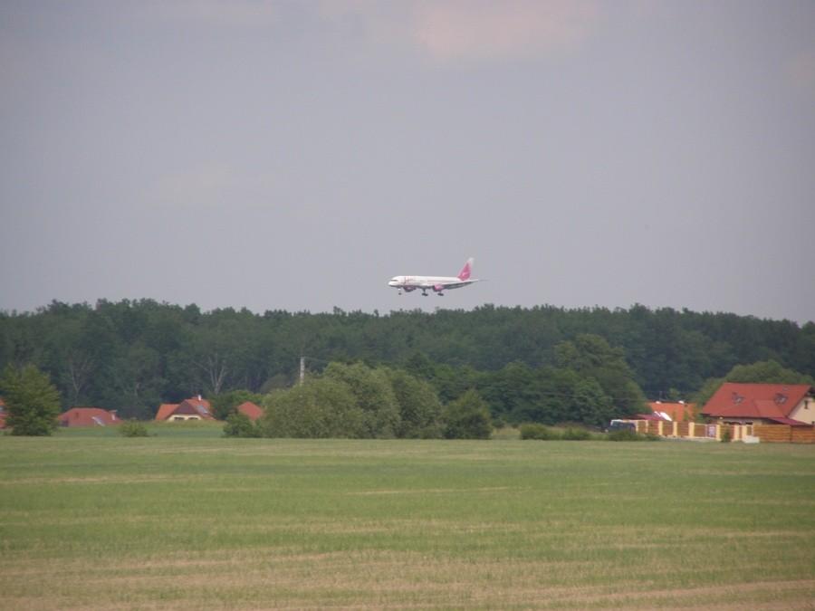 Samolot ląduje na Strachowicach