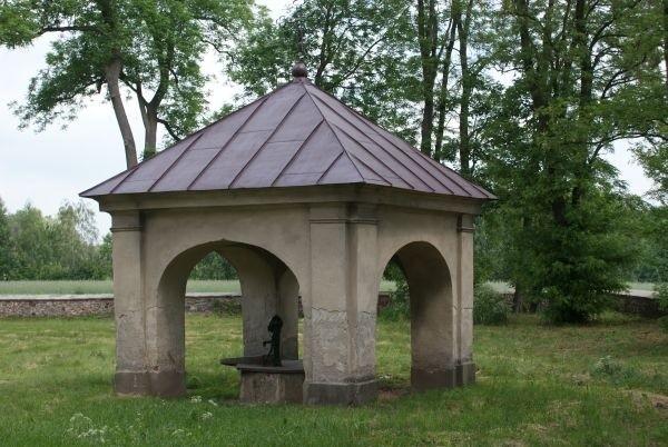 studnia na terenie kaplicy