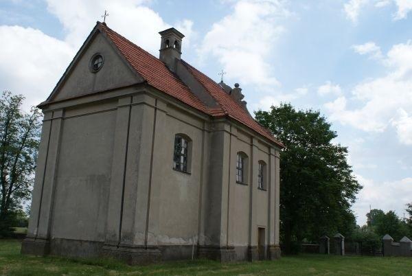 kaplica św. Józefa w Poświętnem wzniesiona na terenie dawnego zespołu dworskiego
