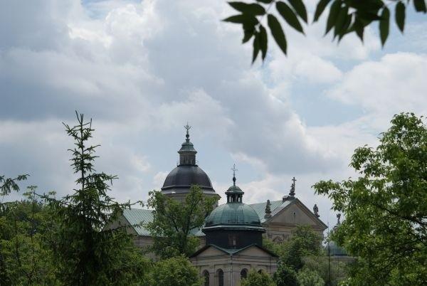 Widok z Dziewiczej Góry na Sanktuarium św. Rodziny św. Filipa Neri w Poświętnem.