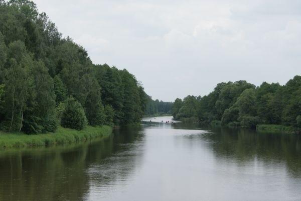 Pilica z mostu w Inowłodzu, a w oddali płyną kajakami sobie tak
