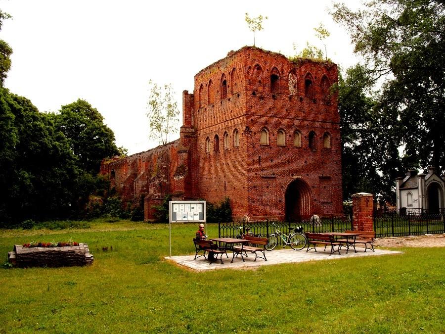 Ruiny kościoła w Steblewie