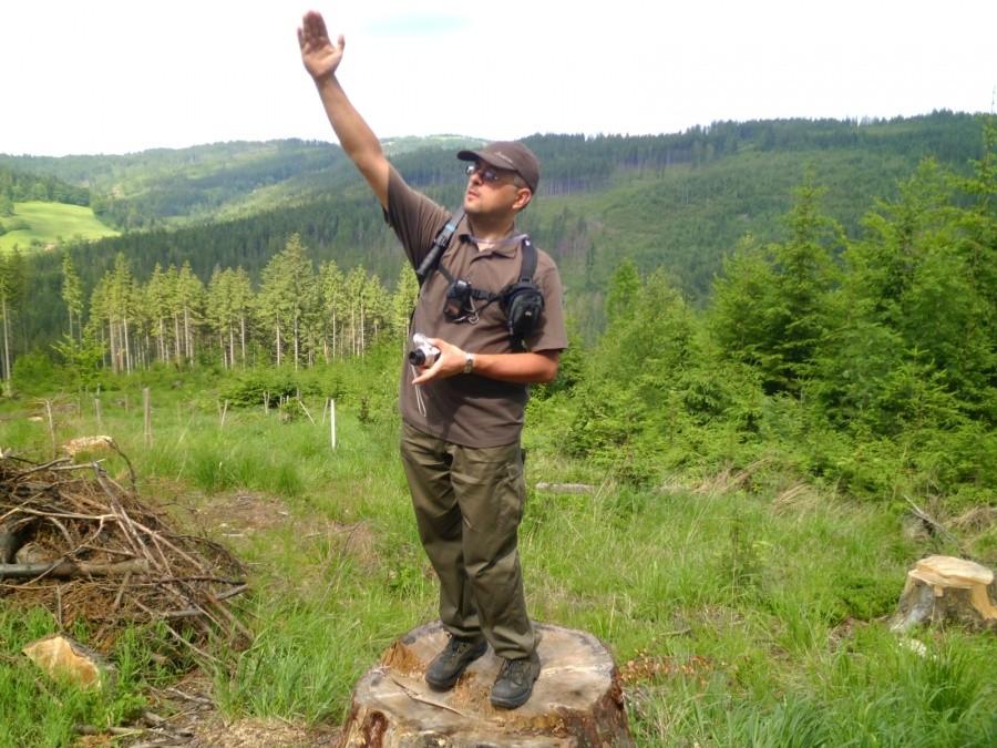 Adam w ciekawej pozie na piedestale