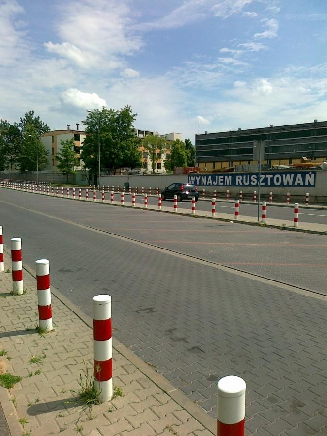 Większość ludzi ma wolne- pusty parking przy sądach na Kocjana