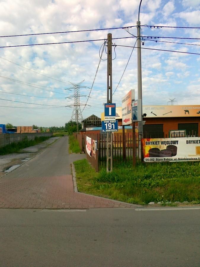 Ulica Sienkiewicza w Starych Babicach jest bardzo długa