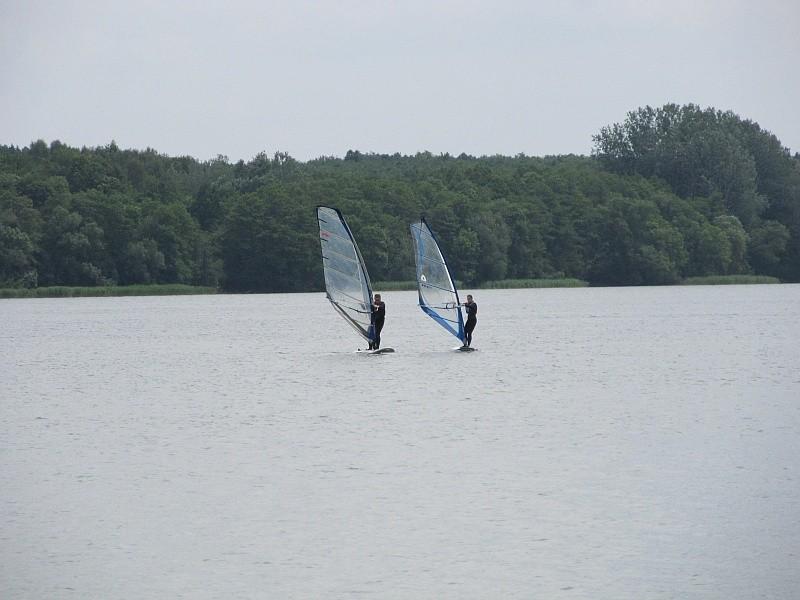 Windsurferzy na Jeziorze Kierskim