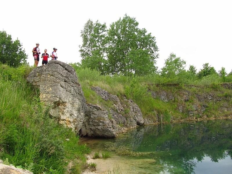 Docieramy nad zalany wapienny kamieniołom