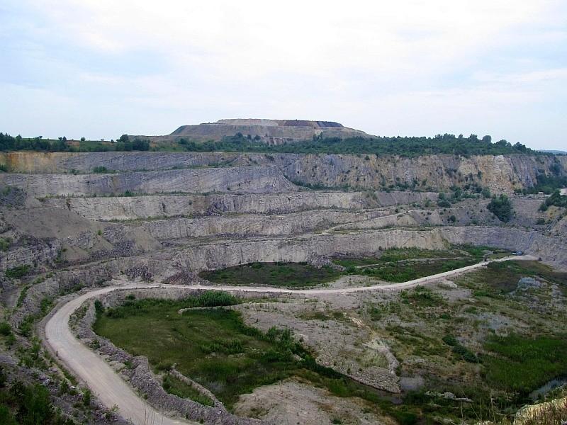 ogromna dziura w ziemi