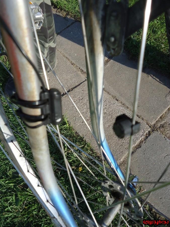Sensor i magnes do którego instalacji nie potrzeba śrubokręta.