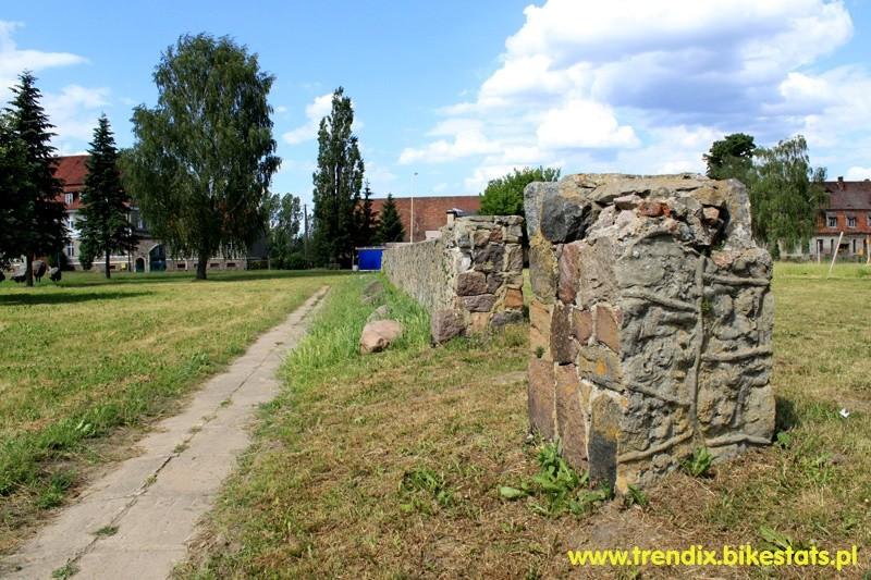 Ocalały fragment dawnego obwarowania klasztoru