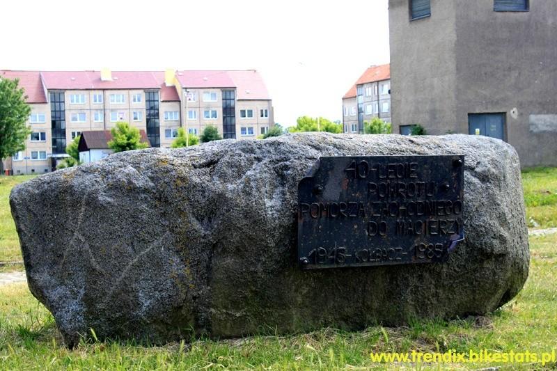 głaz o obwodzie 10,4 m i wysokości 1,55 m, z tablicą z 1985 z okazji 40. rocznicy powrotu Pomorza Zachodniego do Macierzy