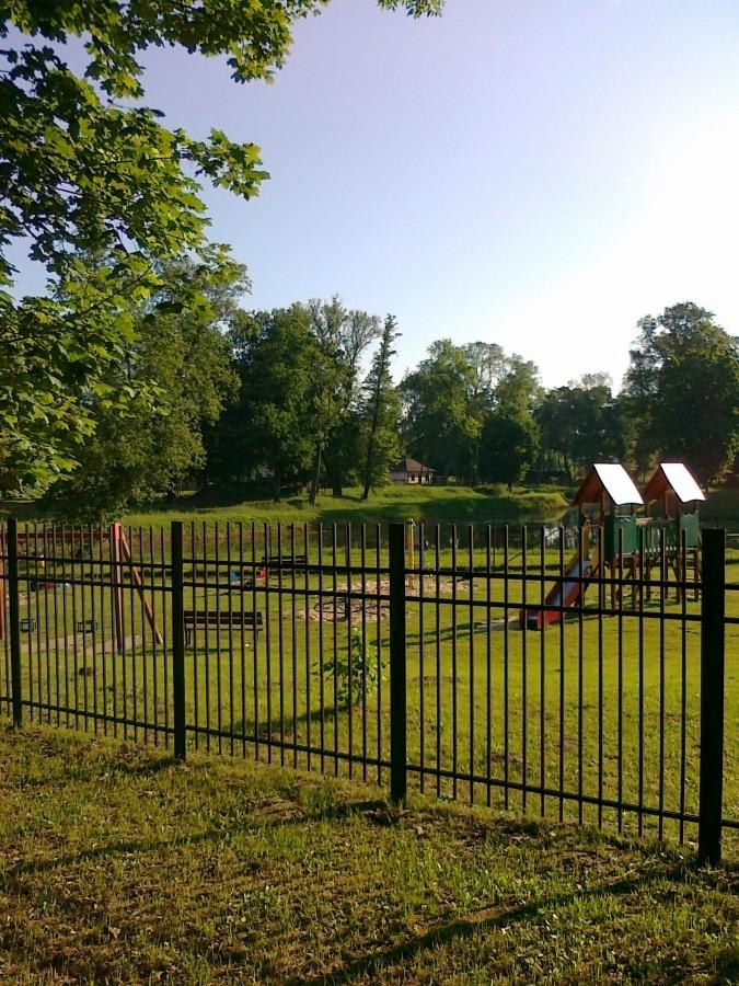 Plac zabaw nad stawem