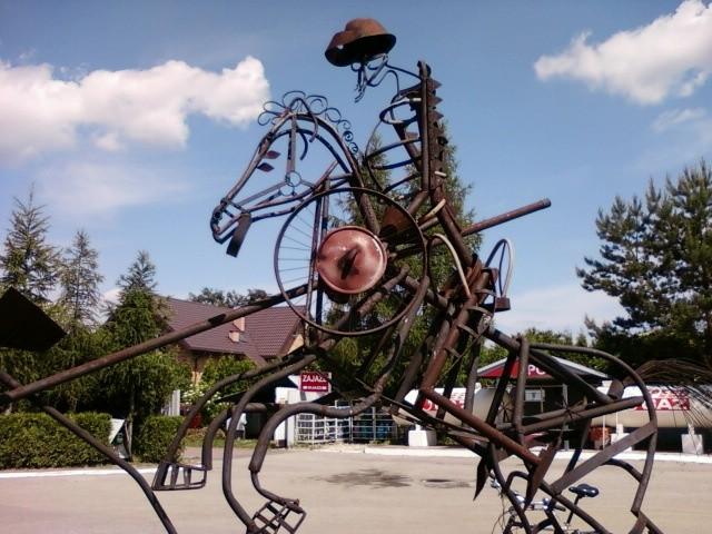 Jeździec ma koło od roweru