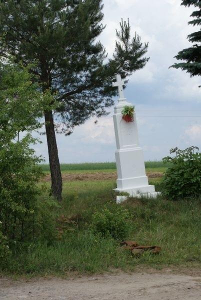 kolejna biała kapliczka