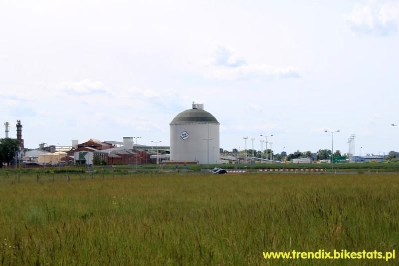 Największy w Europie Środkowej silos na cukier. Może on pomieścić 50 tysięcy ton cukru i mierzy 57 m wysokości.