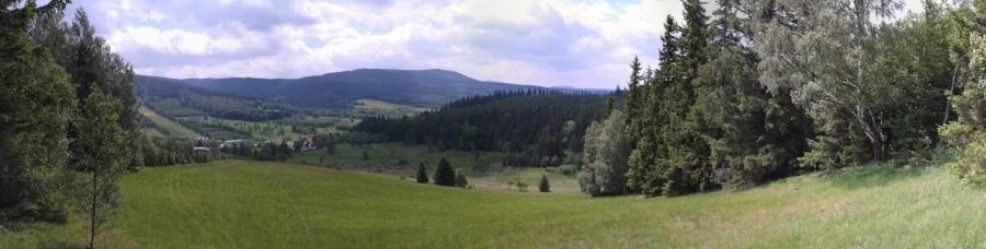 Panorama na Góry Bialskie a w dole Gierałtów.