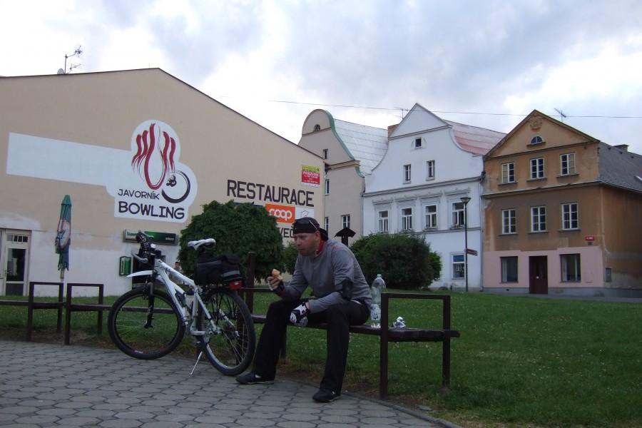 Podładowanie baterii ;)) przed podjazdem z Javornika do Lądka.