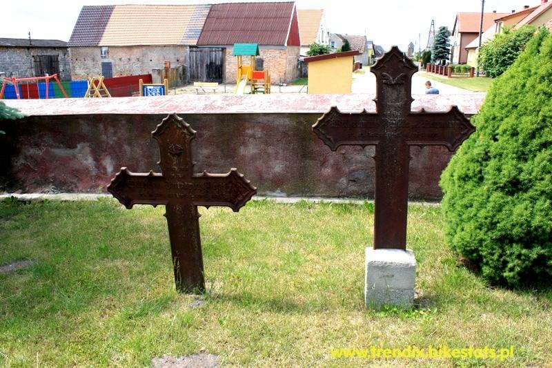 krzyżę cmentarne przy kościele w Słodkówku