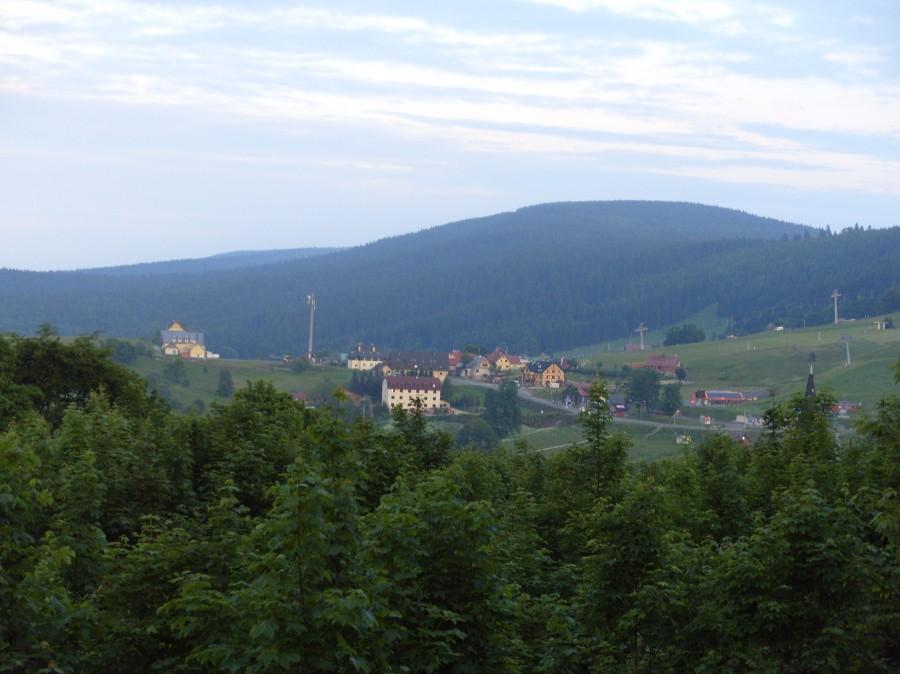Zieleniec i jego osada ;) w oddali.