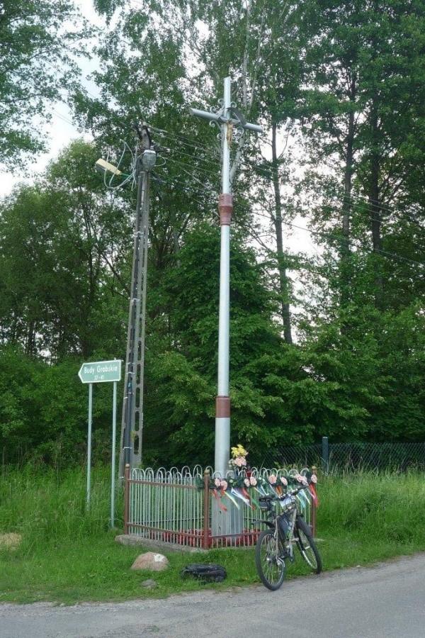 Krzyż z lufy od czołgu (chyba) w Budach Grabskich