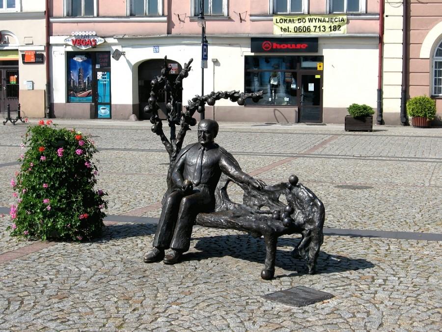 Skierniewice - Ławeczka Profesora Pieniążka w Rynku