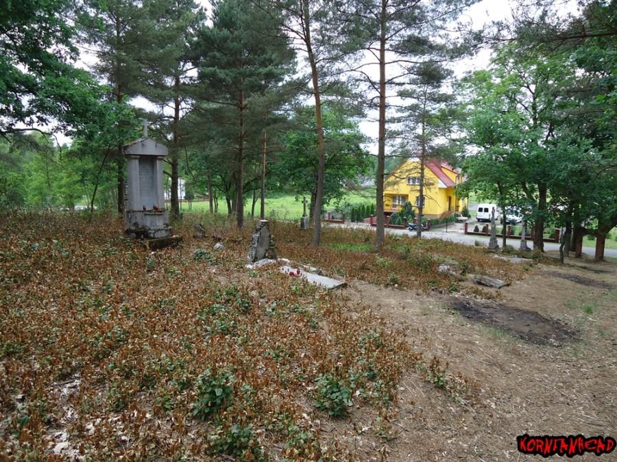 Widok ze środka cmentarza a tuż za drogą dom. Ciekawe czy mieszkańcy słyszeli lub widzieli kiedyś coś dziwnego...