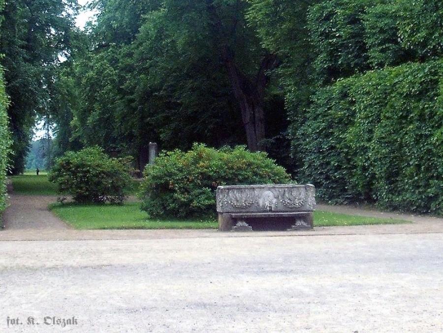 Ławka na przeciwko pałacu