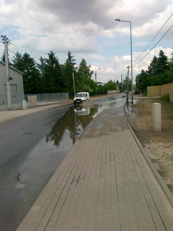 Ogromna kałuża na Szeligowskiej
