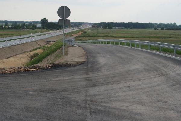 p przeciwnej stronie droga wiedzie na przystanek, po tej stronie na chwilę obecną w pole :)