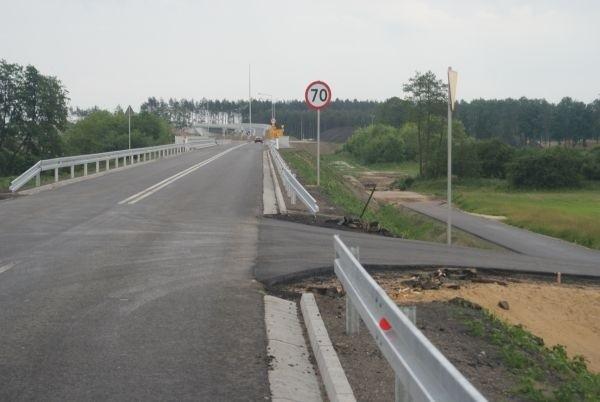 wjazd na wiadukt w Zawadzie od strony zachodniej, są i zjazdy asfaltowe w pole dla rolników