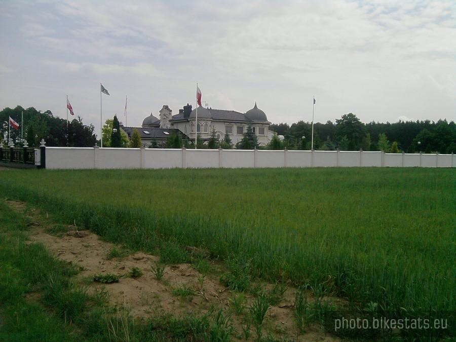 Dom na trasie do Borówna, a może raczej pałac?