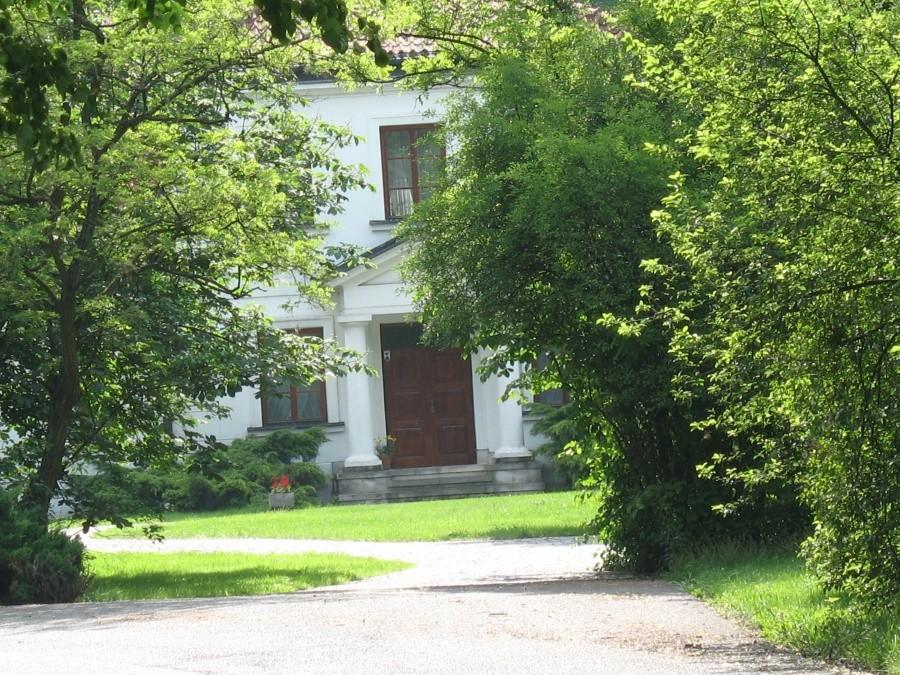 dwór we Władysławowie- zbliżenie na wejscie