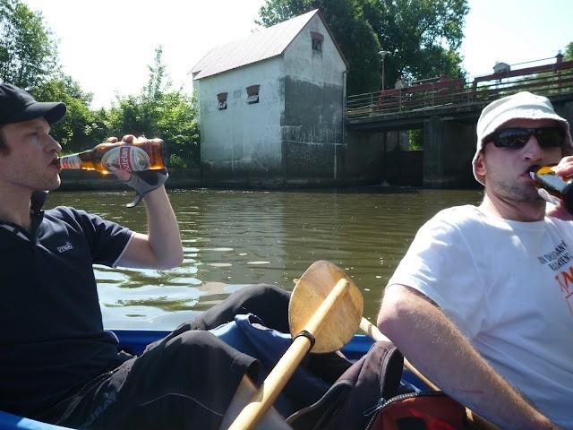 ChrisEM i Bartman w trakcie wyrównywania potencjałów. Jak się dobrze człowiek napełni to mu się woda nie naleje.