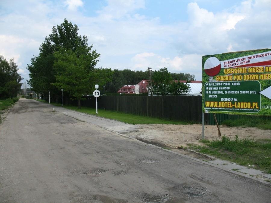 dojazd wyboistą szutrówką do hotelu Lando