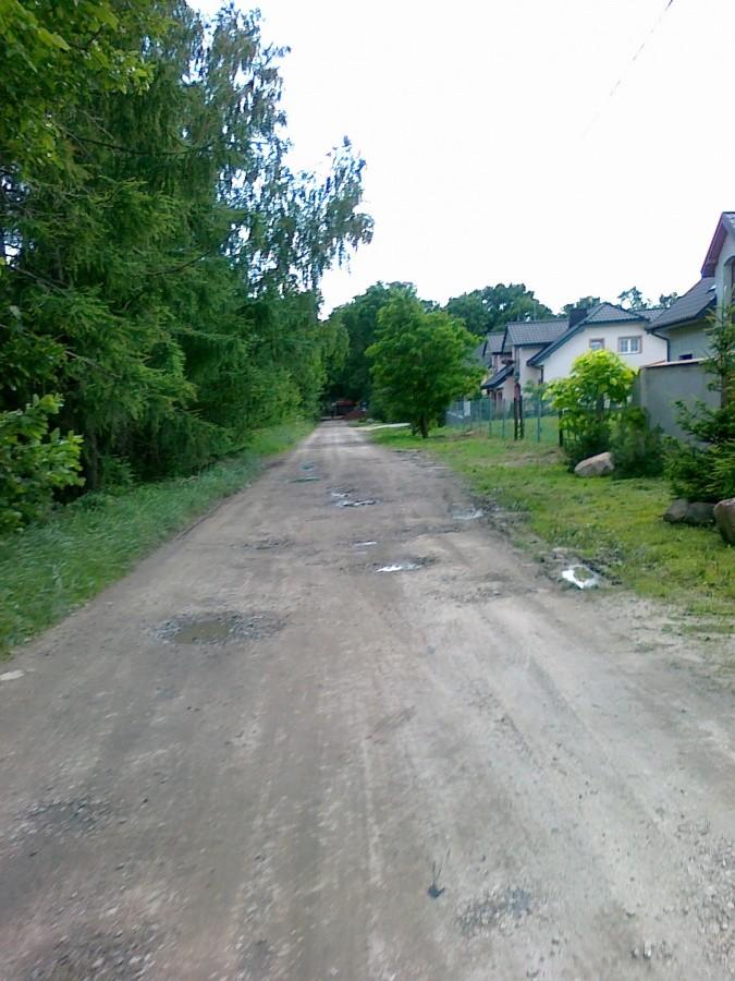 Polna droga zmieniła się w ulicę Szkolną, ale nawierzchnia pozostała bez zmiany