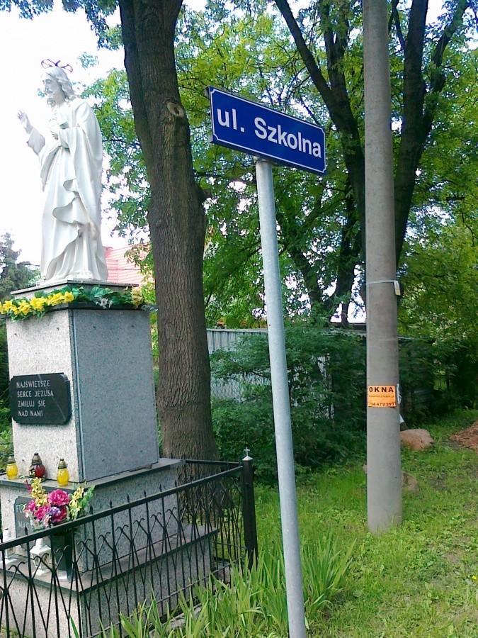 Ulica Szkolna przy skrzyżowaniu z Sochaczewską